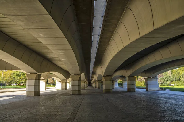 Een Van Vele Bruggen Het Oude Rivierbed Van Turia Omgetoverd — Stockfoto