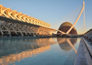 Valencia ,İspanya - 7 Kasım 2016. Valencia, İspanya'da Sanat ve Bilimmüzesi'nin gün batımında güzel manzara.