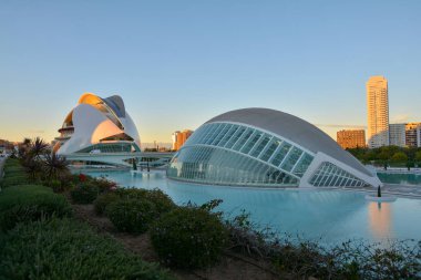 Valencia ,İspanya - 7 Kasım 2016. Valencia, İspanya'da Sanat ve Bilimmüzesi'nin gün batımında güzel manzara.