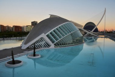 Valencia ,İspanya - 7 Kasım 2016. Valencia, İspanya'da Sanat ve Bilimmüzesi'nin gün batımında güzel manzara.