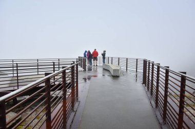 Köprü ve Trollstigen dağ yolu üzerinde platform, Norveç Manzara Route Geiranger bir parçası - Norveç Trollstigen. 