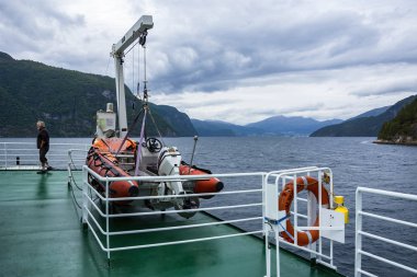 Dalsfjord, Norveç - 8 Temmuz 2018. Feribot, Norveç 'teki Dalsfjord' a nakledildi..