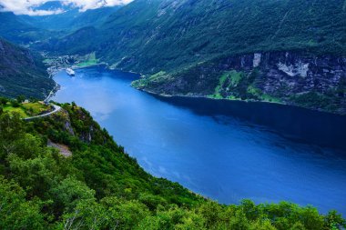 Norveç 'in Sunnmore bölgesindeki Geirangerfjord, Unesco Dünya Mirası' na dahil olmak üzere dünyanın en güzel fiyortlarından biridir. Yukarıdan görüntüle. 