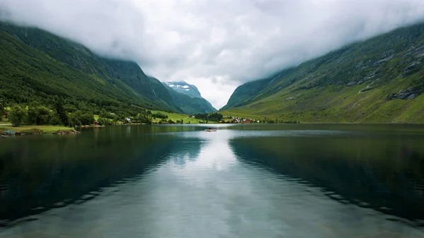 Спокойный Пейзаж Озером Eidsvatnet Отражение Eidsdal More Romsdal County Норвегия — стоковое фото