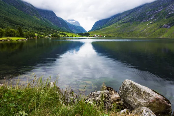 Спокойный Пейзаж Озером Eidsvatnet Отражение Eidsdal More Romsdal County Норвегия — стоковое фото