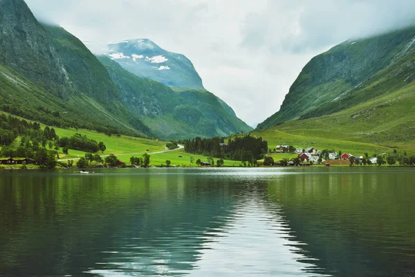 Спокойный Пейзаж Озером Eidsvatnet Отражение Eidsdal More Romsdal County Норвегия — стоковое фото