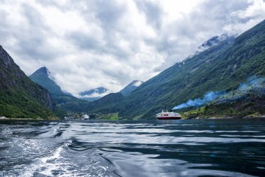 Geirangerfjord 'daki nefes kesici atmosfer, Unesco Dünya Mirası, Sunnmore Bölgesi, Norveç' teki olağanüstü doğal başyapıt