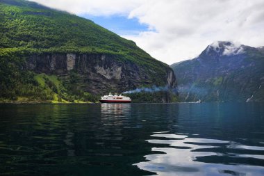 Geirangerfjord 'daki güzel manzara ve feribot gezisi, Unesco Dünya Mirası, Sunnmore Bölgesi, Norveç' te dahil olmak üzere büyüleyici doğal bir başyapıt.