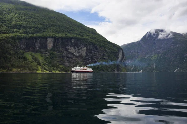 Geirangerfjord Domenica Norvegia Luglio 2018 Hurtigruten Crociera Traghetto Geirangerfjord Splendido — Foto Stock