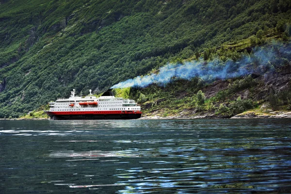 Prachtig Landschap Veerboot Cruise Geirangerfjord Prachtig Natuurlijk Meesterwerk Opgenomen Unesco — Stockfoto