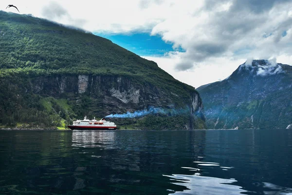 Geirangerfjord Domenica Norvegia Luglio 2018 Hurtigruten Crociera Traghetto Geirangerfjord Splendido — Foto Stock