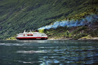 Geirangerfjord, Sunnmore, Norveç - 8 Temmuz 2018. Geirangerfjord 'da Hurtigruten Feribot gezisi. Unesco Dünya Mirası' nda da yer alan büyüleyici doğal başyapıt. 