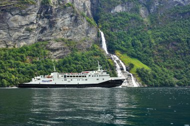Geirangerfjord, Sunnmore, Norveç - 8 Temmuz 2018. Güzel manzara ve Geirangerfjord 'da yerel Fjord1 feribot gezisi, Unesco Dünya Mirası, Sunnmore Bölgesi, Norveç' te dahil olmak üzere şaşırtıcı doğal başyapıt.