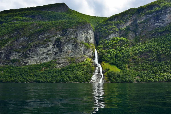 Cachoeira Única Das Sete Irmãs Geirangerfjord Seens Por Passeio Barco — Fotografia de Stock