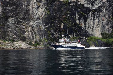 Geirangerfjord, Sunnmore, Norveç - 8 Temmuz 2018. Geirangerfjord 'da güzel manzara ve yerel feribot gezisi, Unesco Dünya Mirası, Sunnmore Bölgesi, Norveç' te dahil olmak üzere büyüleyici doğal başyapıt.