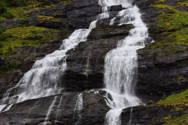 Yedi Kız kardeş Geirangerfjord 'da eşsiz bir şelale. Tekne gezisi, Sunnmore bölgesi, Norveç, dünyanın en güzel fiyortları, Unesco Dünya Mirası' na dahil..