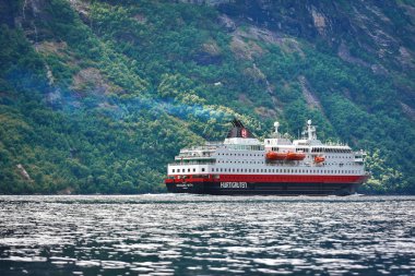 Geirangerfjord, Sunnmore, Norveç - 8 Temmuz 2018. Geirangerfjord 'da Hurtigruten Feribot gezisi. Unesco Dünya Mirası' nda da yer alan büyüleyici doğal başyapıt. 