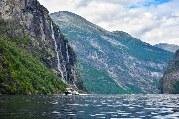 美丽的风景和轮渡游轮在Geirangerfjord 惊人的自然杰作包括在Unesco世界遗产 Sunnmore地区 — 图库照片