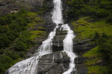 Yedi Kız kardeş Geirangerfjord 'da eşsiz bir şelale. Tekne gezisi, Sunnmore bölgesi, Norveç, dünyanın en güzel fiyortları, Unesco Dünya Mirası' na dahil..
