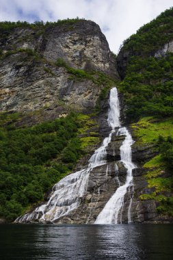 Yedi Kız kardeş Geirangerfjord 'da eşsiz bir şelale. Tekne gezisi, Sunnmore bölgesi, Norveç, dünyanın en güzel fiyortları, Unesco Dünya Mirası' na dahil..