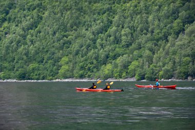 Geirangerfjord, Norveç - 8 Temmuz 2018. Geirangerfjord 'daki kanoyla macera, Unesco Dünya Mirası, Sunnmore Bölgesi, Norveç' te dahil olmak üzere büyüleyici doğal başyapıt