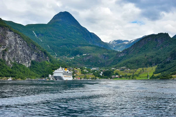 Bellissimo Paesaggio Con Traghetto Crociera Geirangerfjord Splendido Capolavoro Naturale Nella — Foto Stock