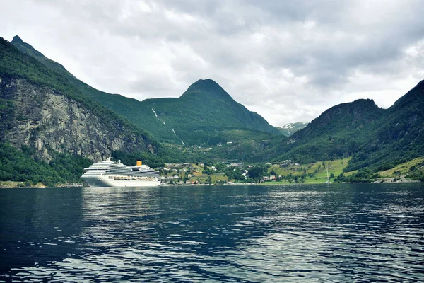 Bellissimo Paesaggio Con Traghetto Crociera Geirangerfjord Splendido Capolavoro Naturale Nella — Foto Stock