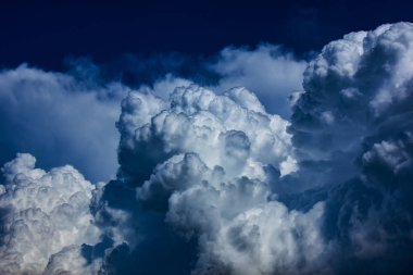 Karadeniz kıyılarında büyük fırtınalı bulutlar , Romanya 