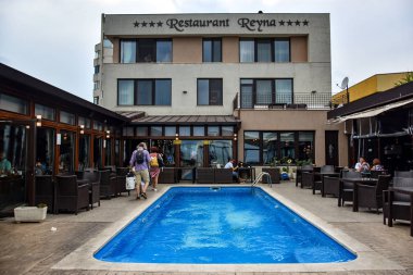 Constanta, Romanya - 4 Ağustos 2019. Romanya 'nın Köstence kentindeki Faleza Nord kıyısındaki Reyna Restoranı.