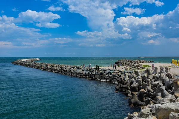 美丽的风景与码头和海堤在法勒扎北海岸在康斯坦察 罗马尼亚 — 图库照片