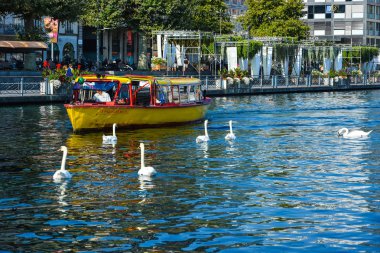 Cenevre, İsviçre - 29 Ağustos 2019. Leman Gölü'nde ulaşım. Sarı ve kırmızı Mouettes Genevoises Navigasyon tekne, Cenevre'de göl boyunca seyahat eden bir toplu taşıma teknesi., İsviçre.