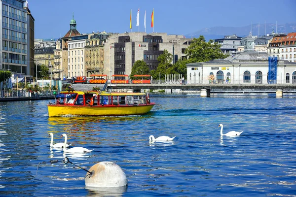 瑞士日内瓦 2019年8月29日 莱曼湖上的交通 黄色和红色的Mouettesgenevoiss导航船 一艘穿越日内瓦湖面的公共交通船 — 图库照片