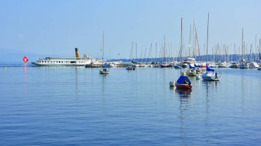 Cenevre limanında Leman gölü ve marina güzel panorama, İsviçre