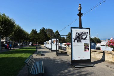 Cenevre, İsviçre - 29 Ağustos 2019. Leman gölü kıyısında ki çalışmalar hakkında açık hava sergisi, Cenevre limanı, İsviçre