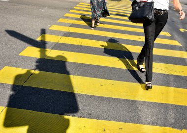 İsviçre, Cenevre 'de caddeyi geçen insanlarla sokak fotoğrafçılığı.