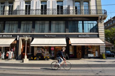 Cenevre, İsviçre - 29 Ağustos 2019. İsviçre Cenevre 'de şehir hayatı, alışveriş merkezi ve sokak ulaşımı.