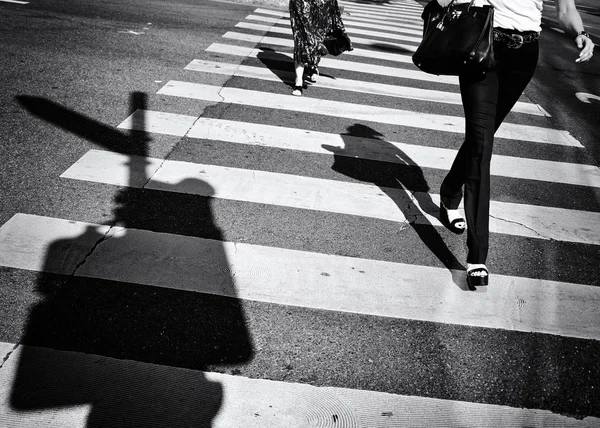 Fotografía Calle Con Gente Cruzando Calle Centro Ginebra Suiza —  Fotos de Stock