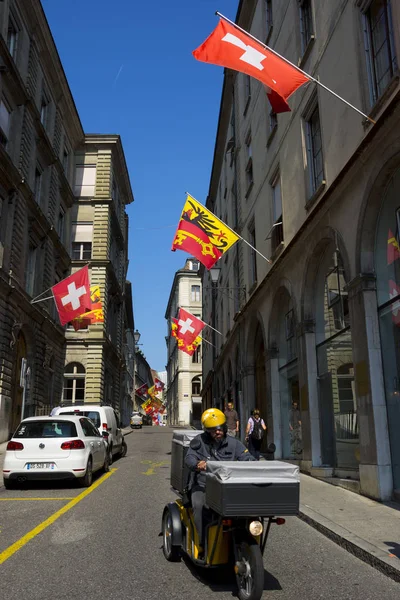 Cenevre, İsviçre - 29 Ağustos 2019. Cenevre 'nin eski bir kasabasında, Cenevre kantonunun bayrakları ve bayraklarıyla, imparatorluk kartalı ve Aziz Peter' ın anahtarını gösteren bir cadde..