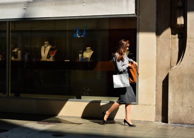 Cenevre, İsviçre - 29 Ağustos 2019. İsviçre, Cenevre 'de sokak manzarası. Adres deposu.