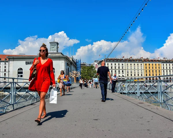 Женева Швейцария Августа 2019 Года Девушка Красном Платье Идущая Пешеходному — стоковое фото