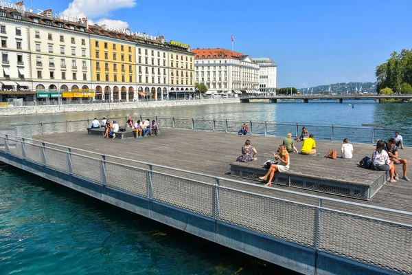 瑞士日内瓦 2019年8月29日 人们在瑞士日内瓦市著名的天地La Cite Temps大楼前 在莱曼湖上的人行天桥上放松 — 图库照片