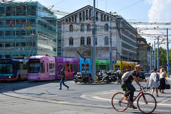 Cenevre Sviçre Ağustos 2019 Renkli Tramvay Lar Sokak Trafiği Ile — Stok fotoğraf