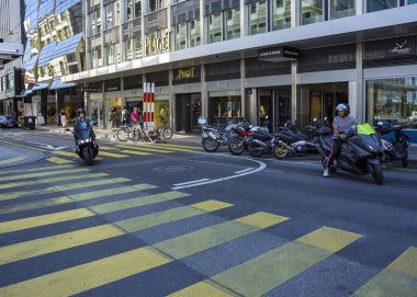 Cenevre, İsviçre - 29 Ağustos 2019. Meşhur Rue du Rhone sokak manzarası ve ünlü Piaget Lüks Saatçi ve Kuyumcu Cenevre, İsviçre. 