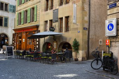 Cenevre, İsviçre - 29 Ağustos 2019. Cenevre 'nin eski ana caddesi Le Rozzel Creperie ve Illibrairie Beaux ile İsviçre' nin ünlü Grand Rue 'sündeki livres binası..
