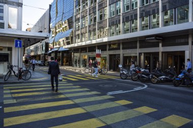 Cenevre, İsviçre - 29 Ağustos 2019. Meşhur Rue du Rhone sokak manzarası ve ünlü Piaget Lüks Saatçi ve Kuyumcu Cenevre, İsviçre. 
