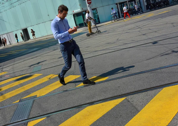 Женева Швейцария Августа 2019 Года Мужчина Переходящий Улицу Центре Женевы — стоковое фото