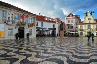 Cascais, Portekiz - 4 Kasım 2017. Main Square ve Town Hall of Cascais, balıkçılık limanı ve popüler Portekiz tatil beldesi.