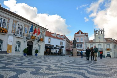 Cascais, Portekiz - 4 Kasım 2017. Main Square ve Town Hall of Cascais, balıkçılık limanı ve popüler Portekiz tatil beldesi.
