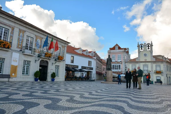 Cascais, Portekiz - 4 Kasım 2017. Main Square ve Town Hall of Cascais, balıkçılık limanı ve popüler Portekiz tatil beldesi.
