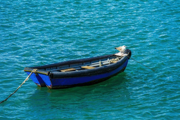 Рыбацкая Лодка Плавающая Спокойном Море Кашкайше Португалия — стоковое фото